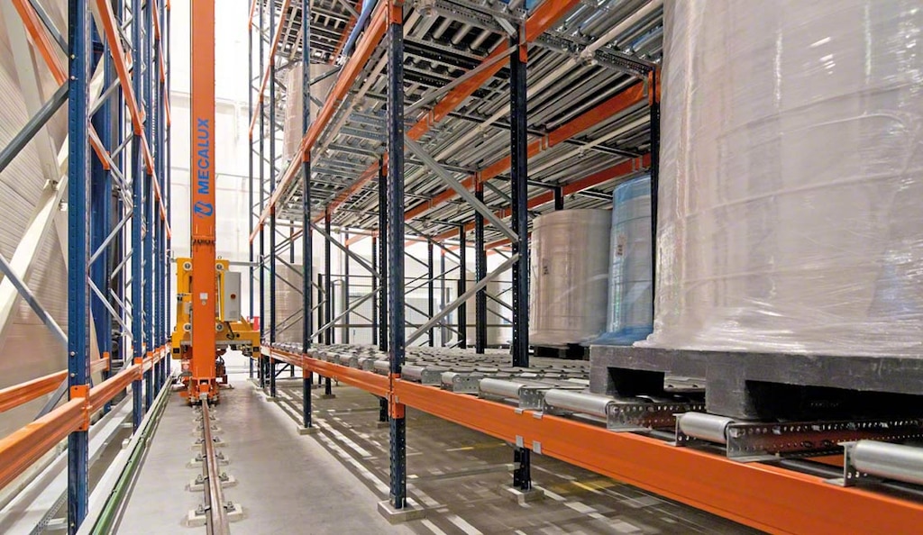 Un trasloelevatore per pallet è un mezzo di movimentazione automatico che velocizza l’estrazione e il posizionamento della merce