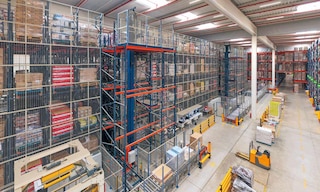 Le attrezzature per il magazzino comprendono qualsiasi elemento, sistema o macchina usate in attività logistiche