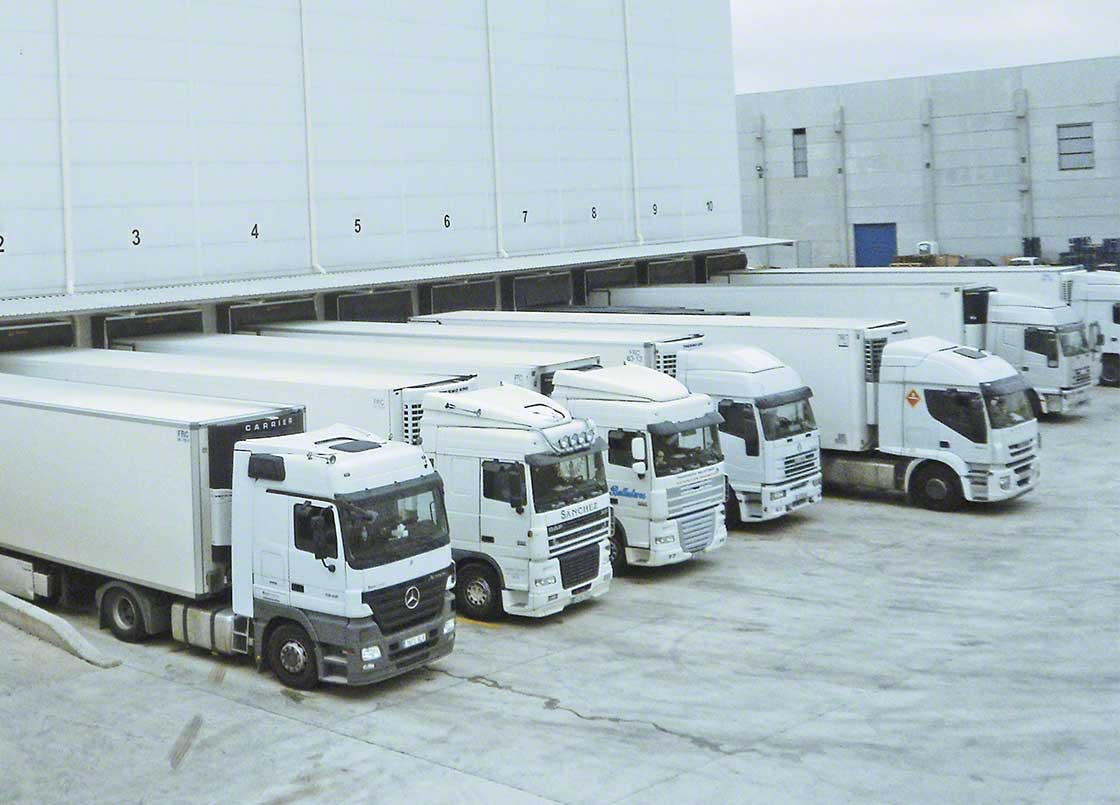 Le piattaforme logistiche multipiano dispongono di baie di carico e scarico indipendenti