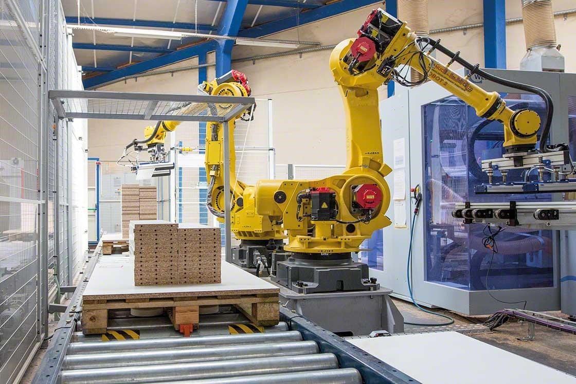 Bracci antropomorfi che realizzano attività di pallettizzazione in un magazzino robotizzato