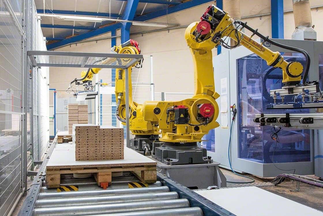 Bracci antropomorfi che realizzano attività di pallettizzazione in un magazzino robotizzato Bracci antropomorfi che realizzano attività di pallettizzazione in un magazzino robotizzato