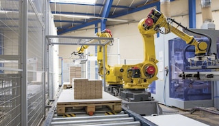 Il braccio robotico industriale prende slancio in magazzino