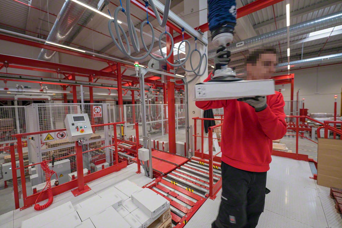 I bracci robotici possono essere integrati in una catena di montaggio o in una stazione di picking per alleggerire i processi in magazzino