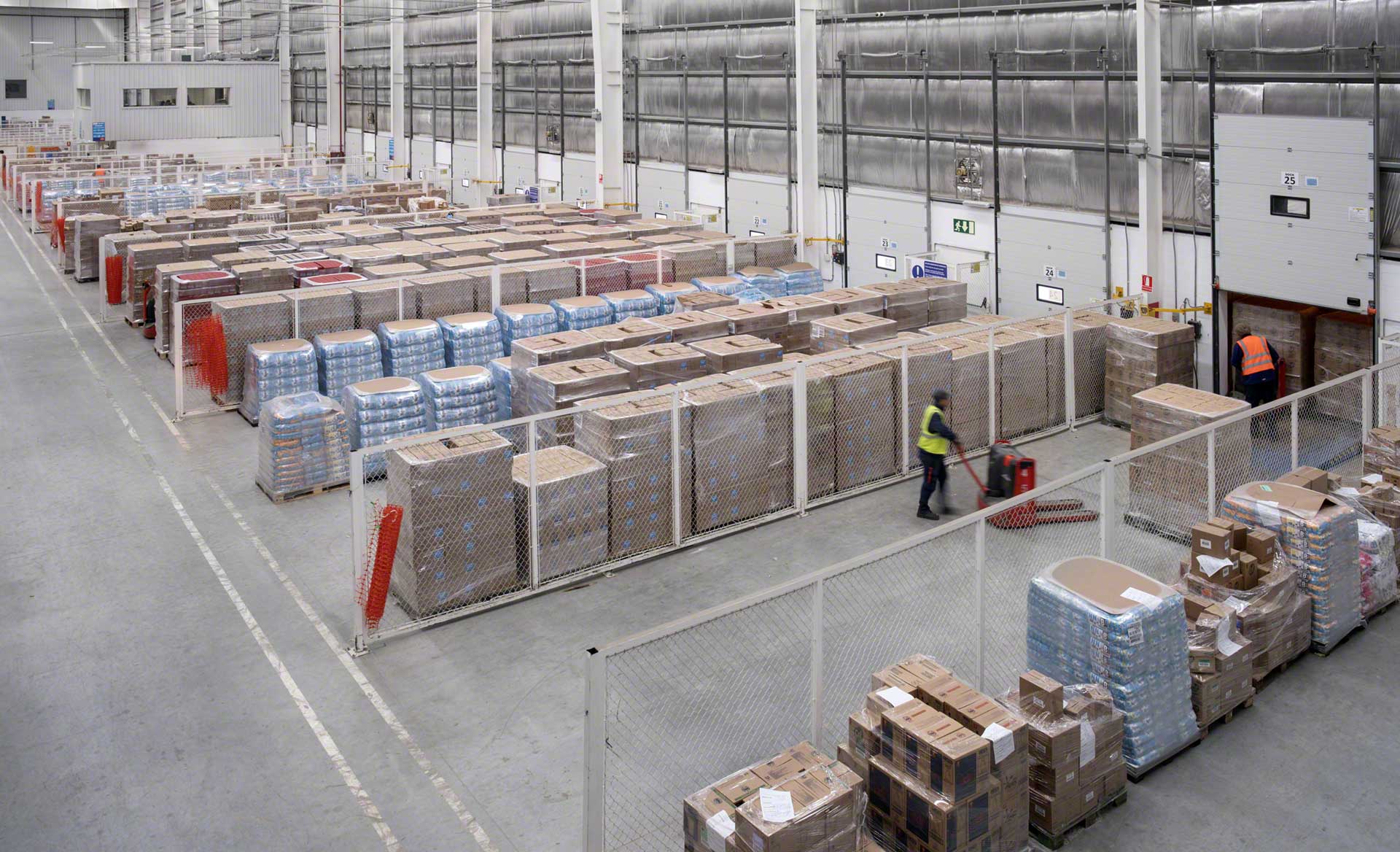 Buffer di magazzino, dove i prodotti sono depositati temporaneamente Buffer di magazzino, dove i prodotti sono depositati temporaneamente