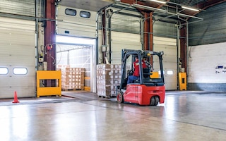 Il carico del camion è il processo di posizionamento della merce nel veicolo di trasporto