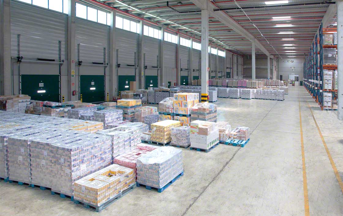 Il carico pallettizzato consente il precarico nelle aree di accumulo o buffer