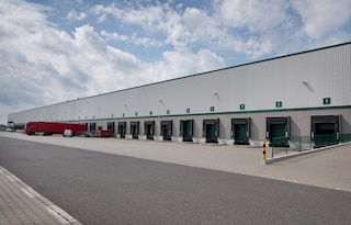 Un centro di distribuzione è una struttura logistica incentrata sui processi di ricezione e spedizione delle merci