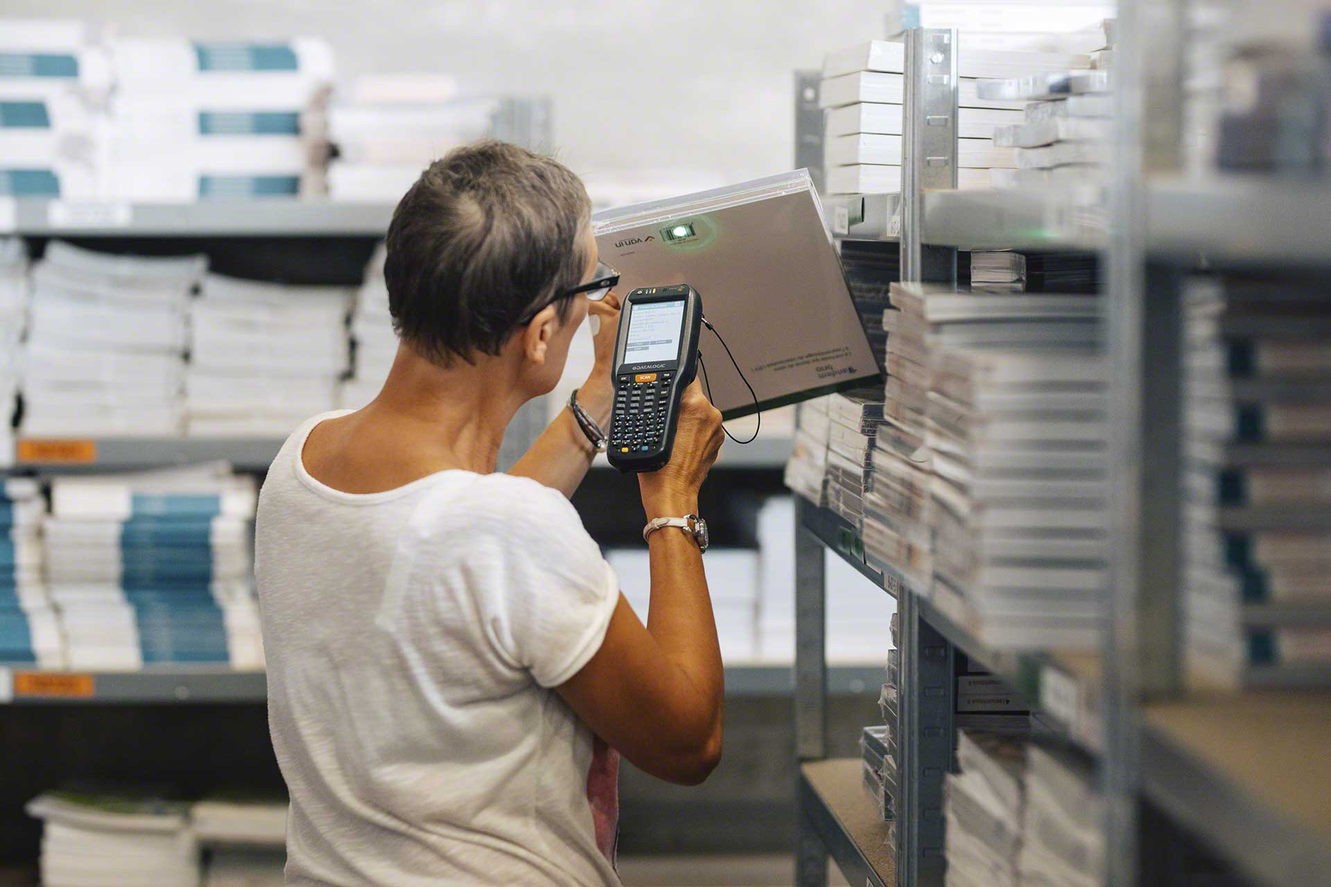 Gli addetti al magazzino realizzano la codifica mediante scanner laser Gli addetti al magazzino realizzano la codifica mediante scanner laser