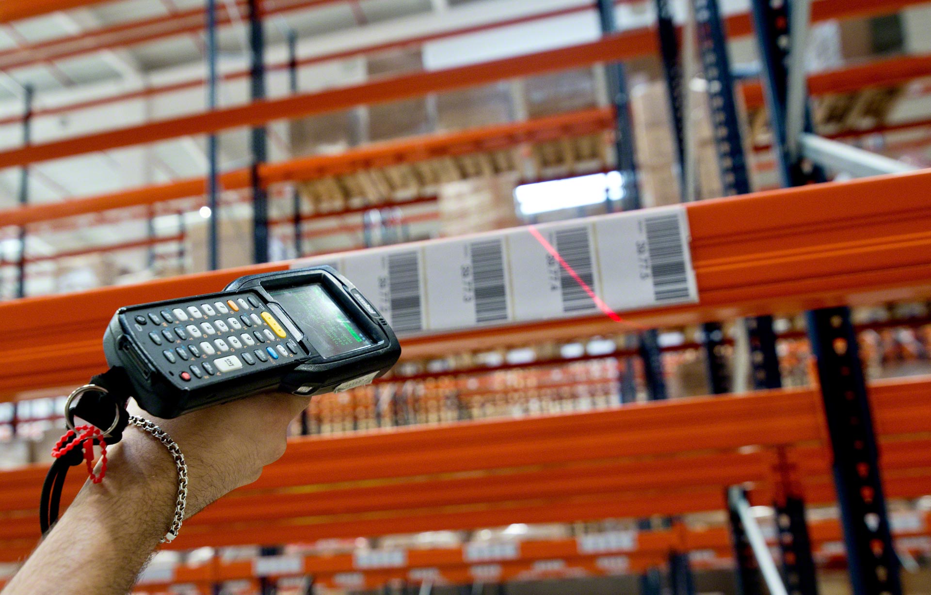 Il controllo dell'inventario consiste nel conoscere quali prodotti sono tenuti nel magazzino Il controllo dell'inventario consiste nel conoscere quali prodotti sono tenuti nel magazzino
