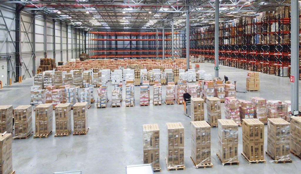 Un magazzino che effettua il cross-docking dispone solitamente di un ampio spazio che funge da buffer temporaneo per la merce