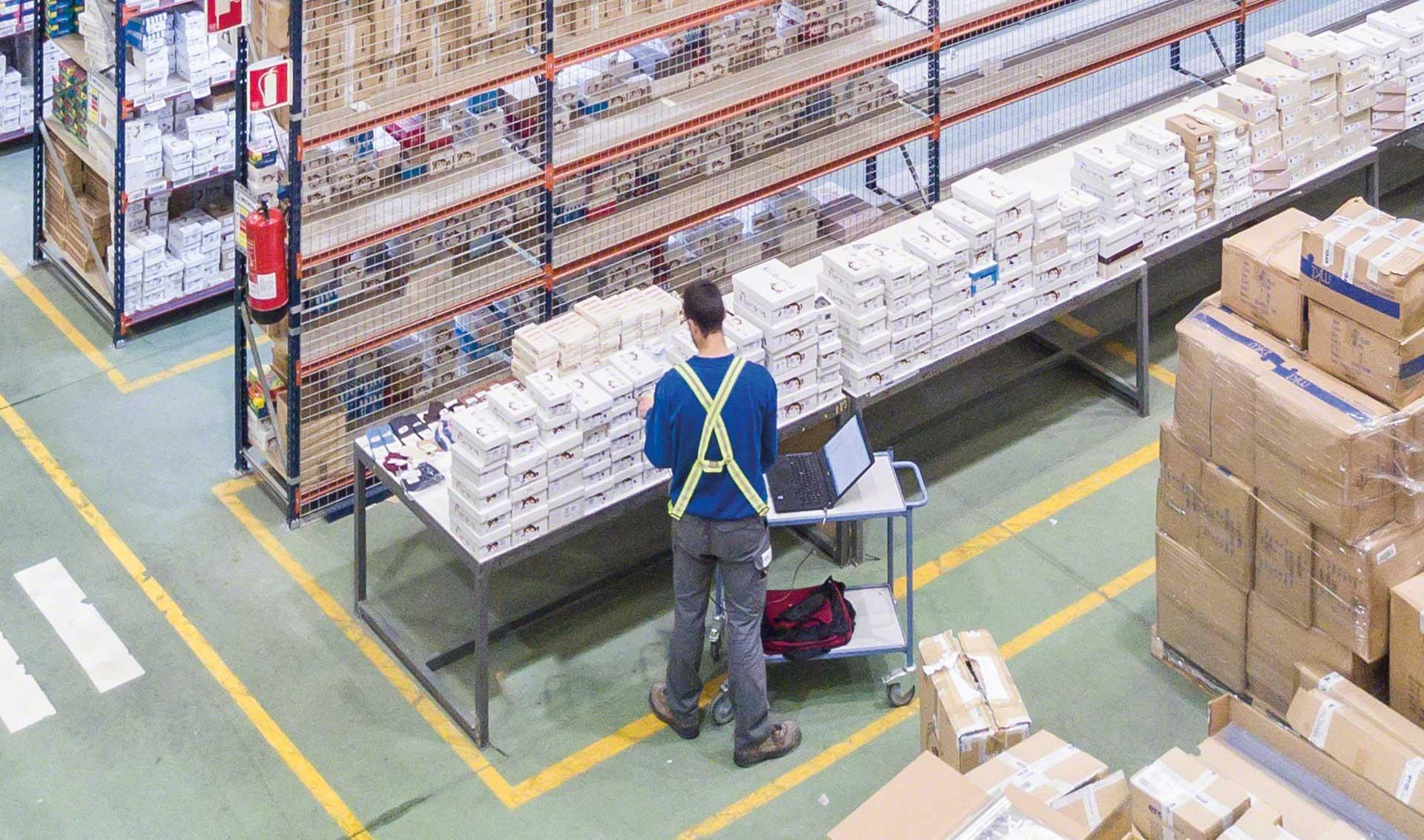 Un operatore che realizza attività di picking utilizzando dispositivi elettronici Un operatore che realizza attività di picking utilizzando dispositivi elettronici