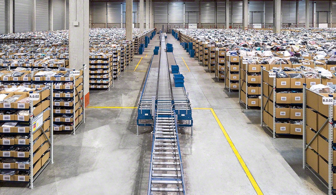 I sistemi di trasporto per contenitori sono una soluzione comune per velocizzare la preparazione degli ordini nei magazzini e-commerce
