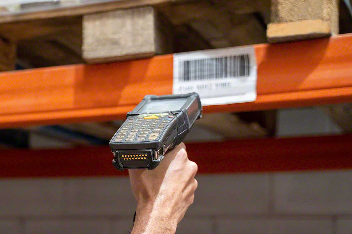 I terminali a radiofrequenza vengono utilizzati per fare l’inventario di magazzino I terminali a radiofrequenza vengono utilizzati per fare l’inventario di magazzino