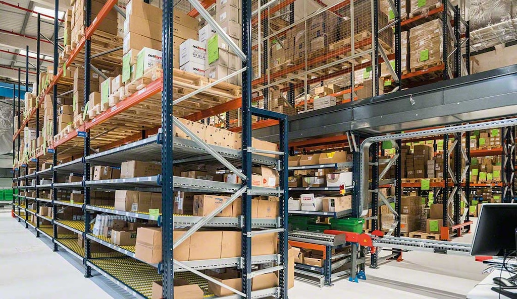 Il nuovo centro logistico di Alliance Healthcare dispone di stock pallettizzato di sicurezza sulla parte superiore delle scaffalature a gravità per picking