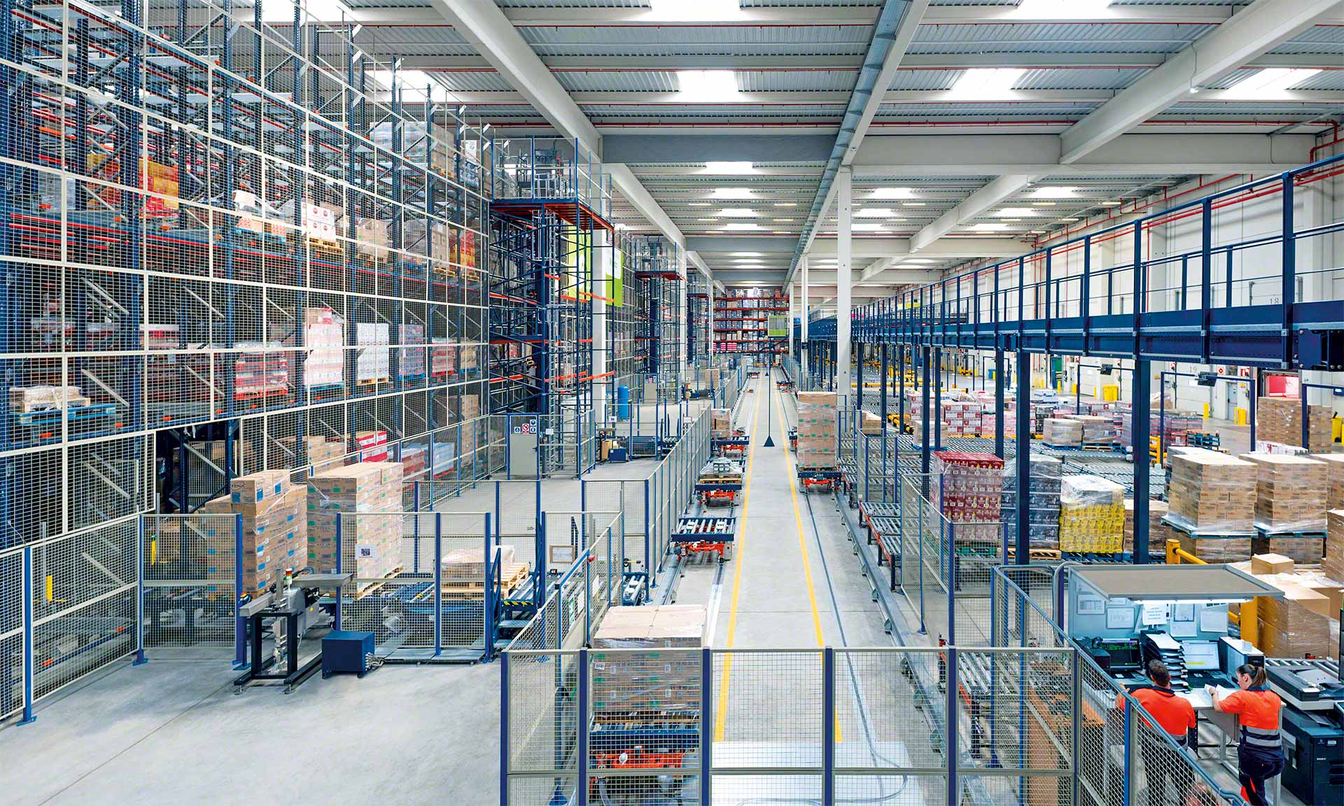 La strategia di gestione dell'inventario just-in-case (JIC) consiste nello stoccare beni e materie prime in anticipo La strategia di gestione dell'inventario just-in-case (JIC) consiste nello stoccare beni e materie prime in anticipo