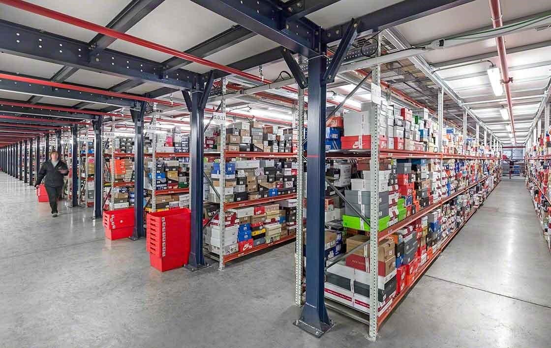 Nella logistica e-commerce si gestiscono grandi volumi di referenze Nella logistica e-commerce si gestiscono grandi volumi di referenze