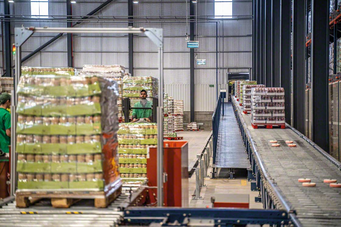 La logistica integrale collega i processi della supply-chain, dal magazzino fino alle linee di produzione