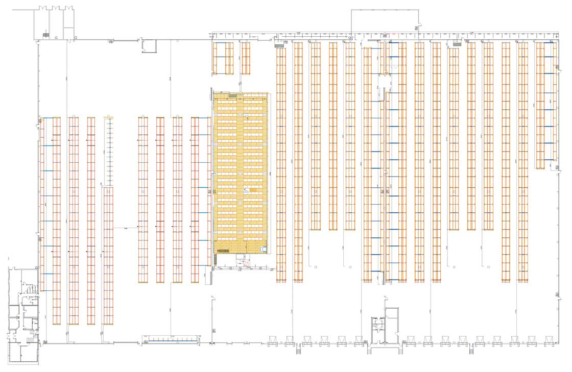 Layout di magazzino che comprende un’area di stoccaggio, una di picking e un’area dotata di scaffalature cantilever