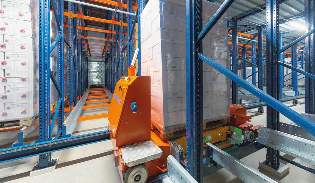 Un Pallet Shuttle automatico è un robot che velocizza l’ubicazione e il prelievo dei prodotti sulle scaffalature