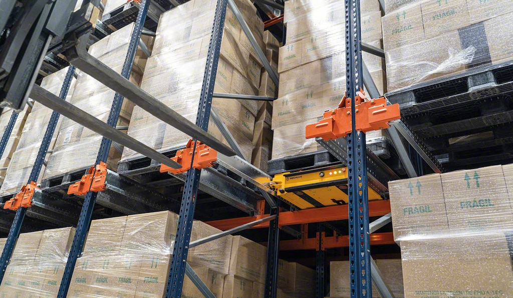 Il sistema Pallet Shuttle velocizza l’entrata e l’uscita della merce, oltre ad ottimizzare la superficie di stoccaggio