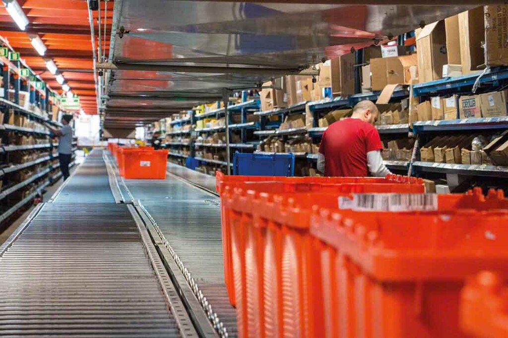 I magazzini ricambi possono utilizzare scaffali per picking e nastri trasportatori per i codici ad alta rotazione