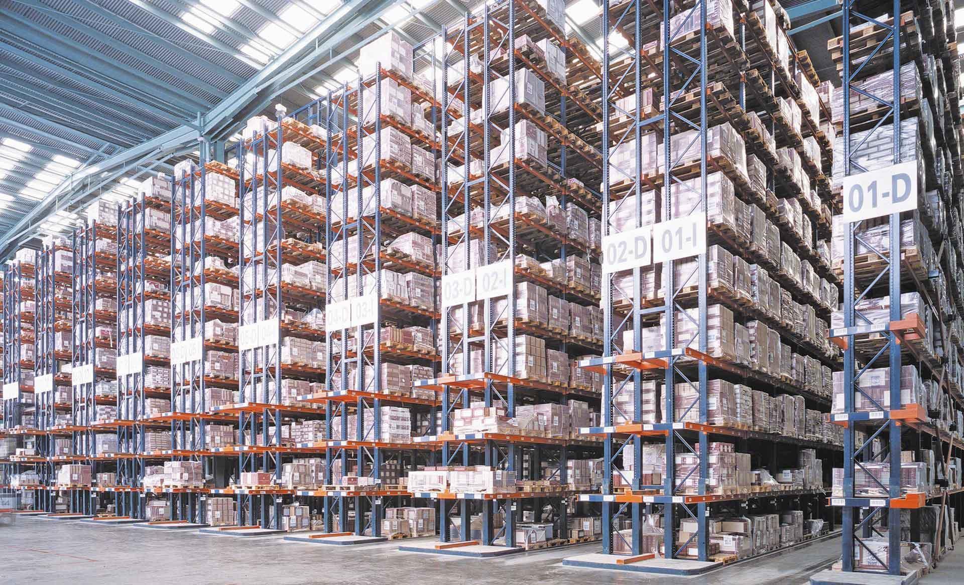 Magazzino con scaffalature per pallet Magazzino con scaffalature per pallet