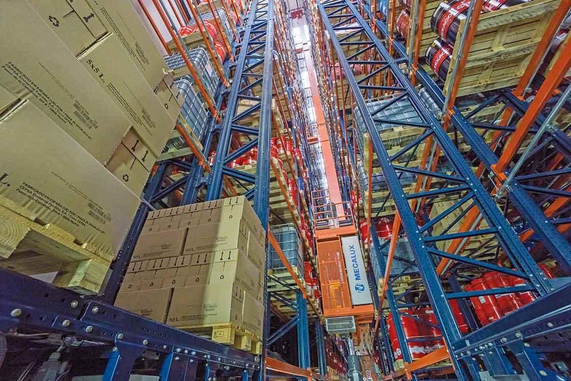 Un trasloelevatore che si occupa della movimentazione dei pallet all'interno di un magazzino robotizzato Un trasloelevatore che si occupa della movimentazione dei pallet all'interno di un magazzino robotizzato