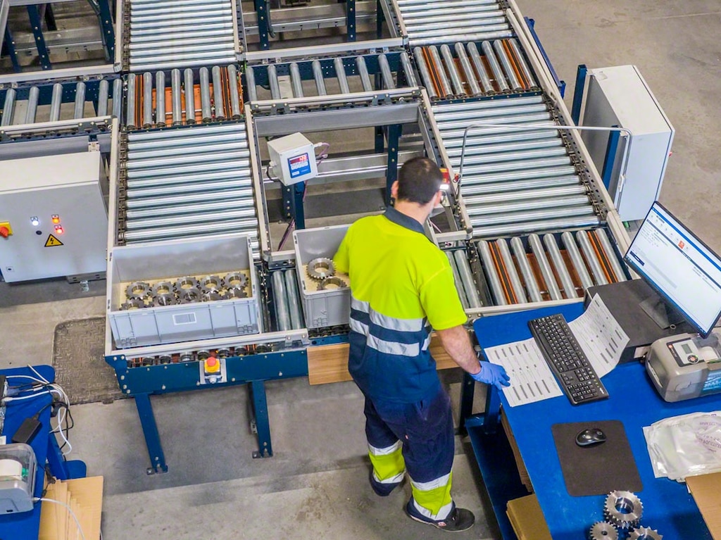 In un magazzino semiautomatico, i sistemi di trasporto dinamizzano il flusso interno della merce e portano i prodotti fino alle postazioni di picking.