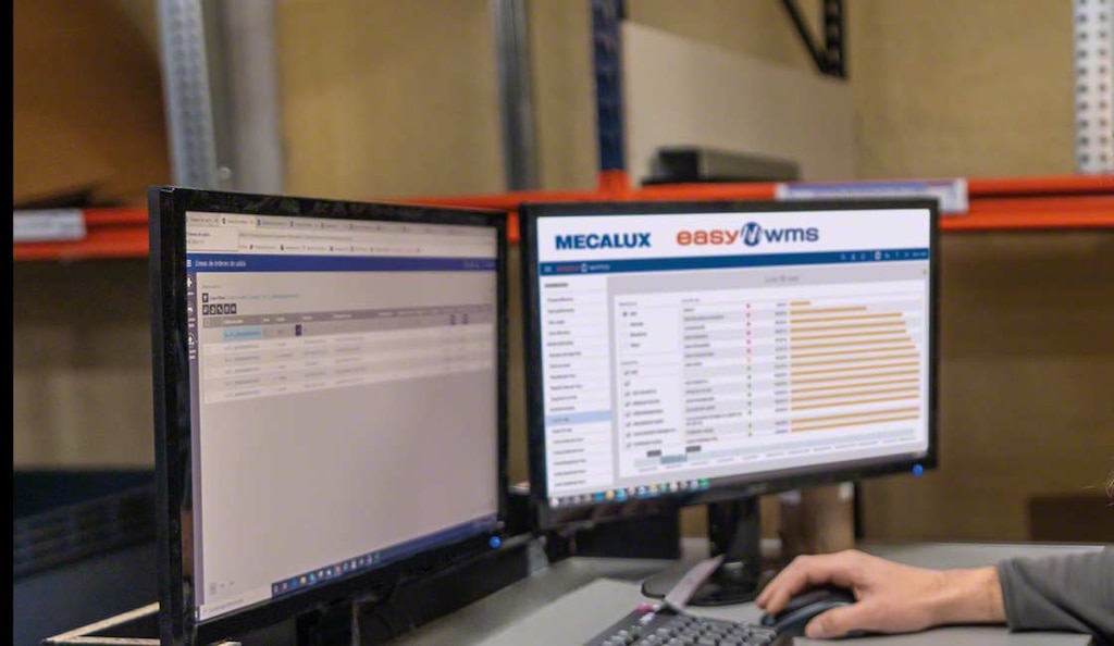 Un magazzino semiautomatico può integrare un WMS con soluzioni di stoccaggio convenzionali