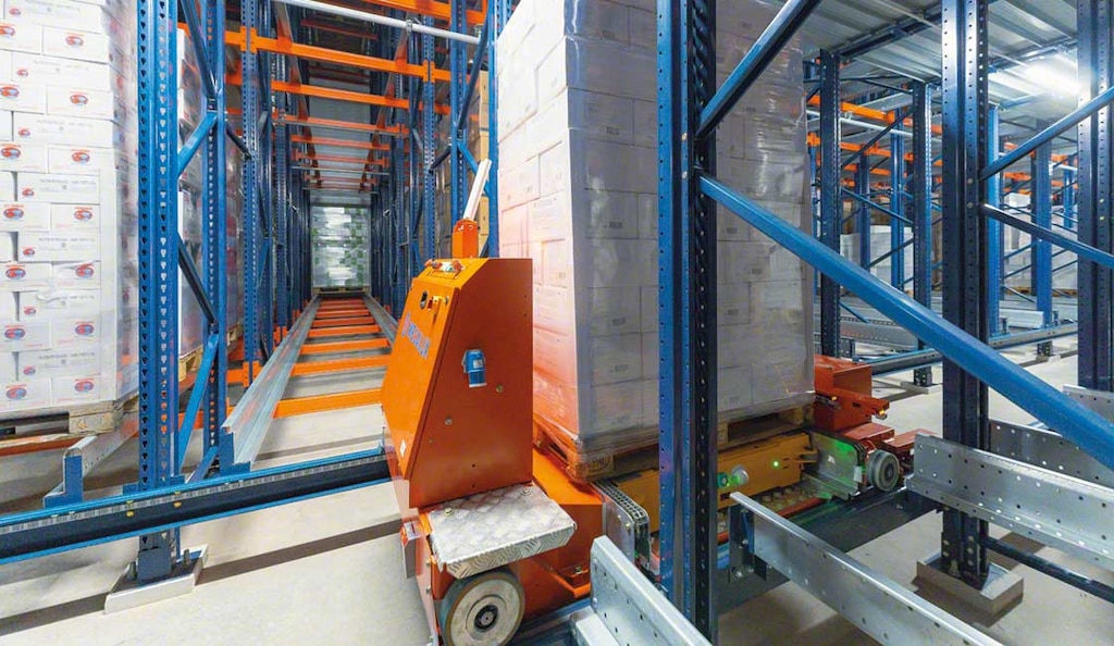 La soluzione di stoccaggio Pallet Shuttle automatico combina navette e carrelli motorizzati