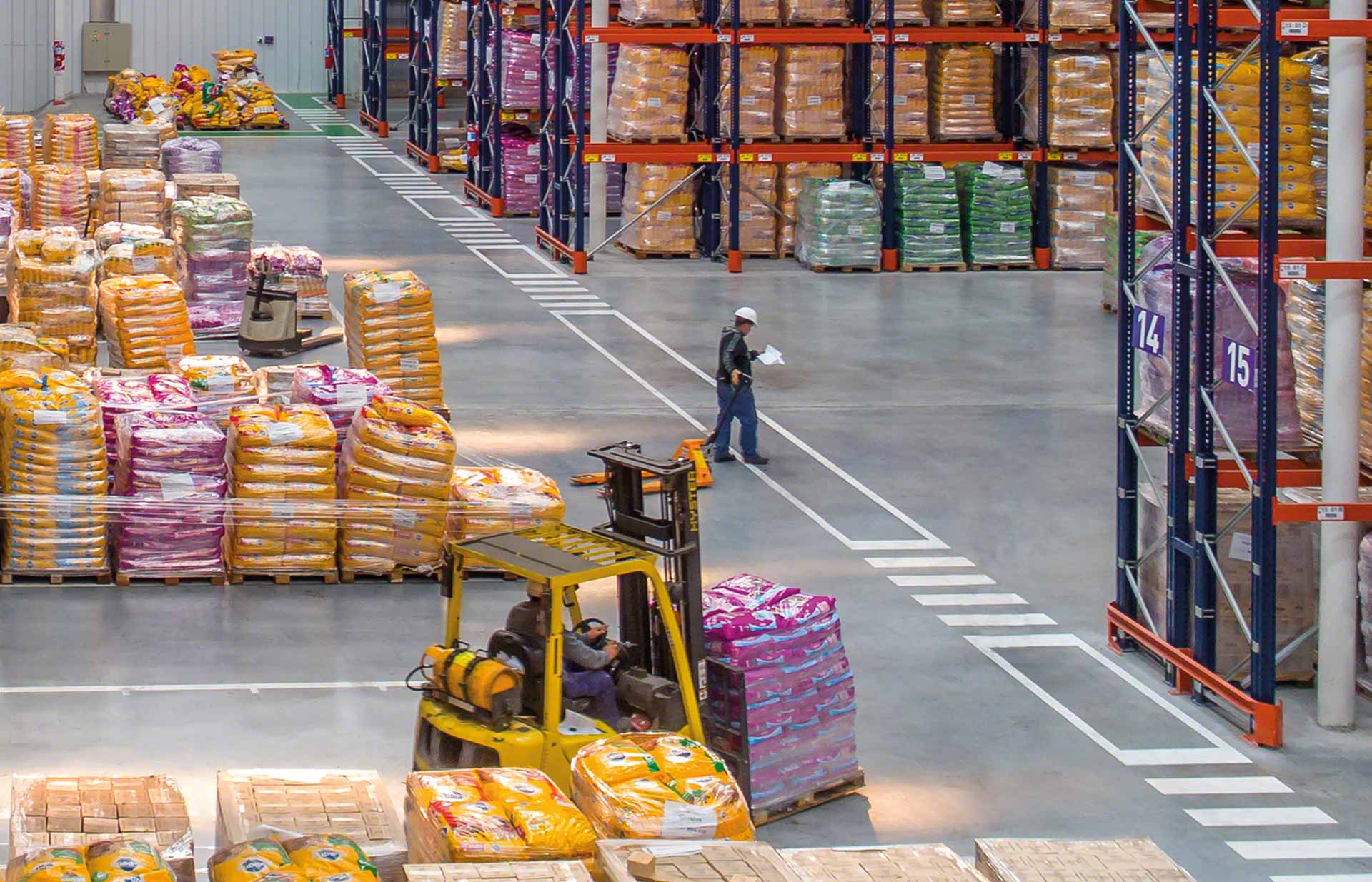 Un operaio che coordina le operazioni legate alla logistica distributiva Un operaio che coordina le operazioni legate alla logistica distributiva