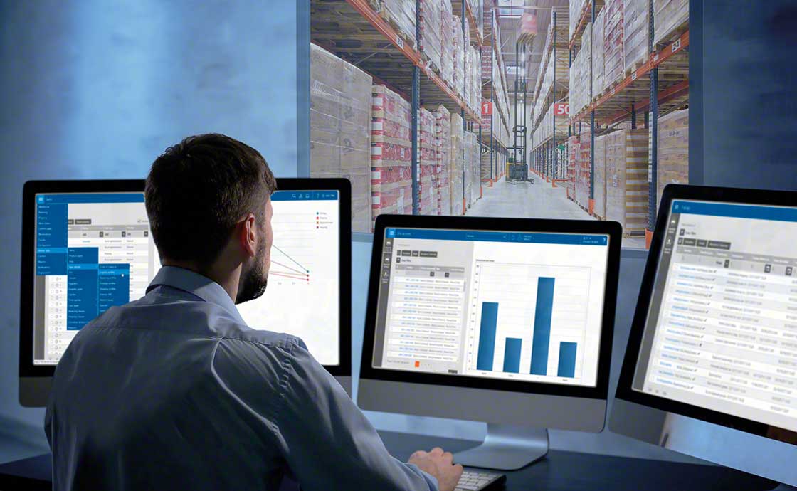 Un operatore gestisce utilizza il software WMS per applicare il modello omnicanale Un operatore gestisce utilizza il software WMS per applicare il modello omnicanale