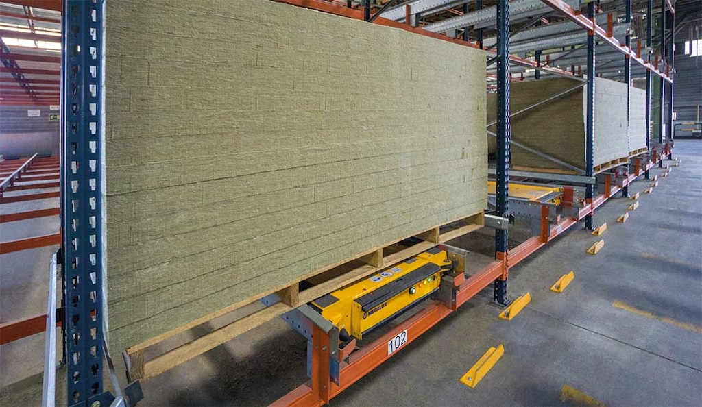 Rockwool Peninsular velocizza la movimentazione dei pallet di grandi dimensioni con il Pallet Shuttle di Mecalux