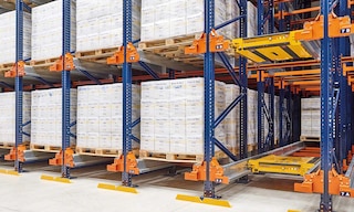 Pallettizzare la merce consiste nel collocare i prodotti su un pallet