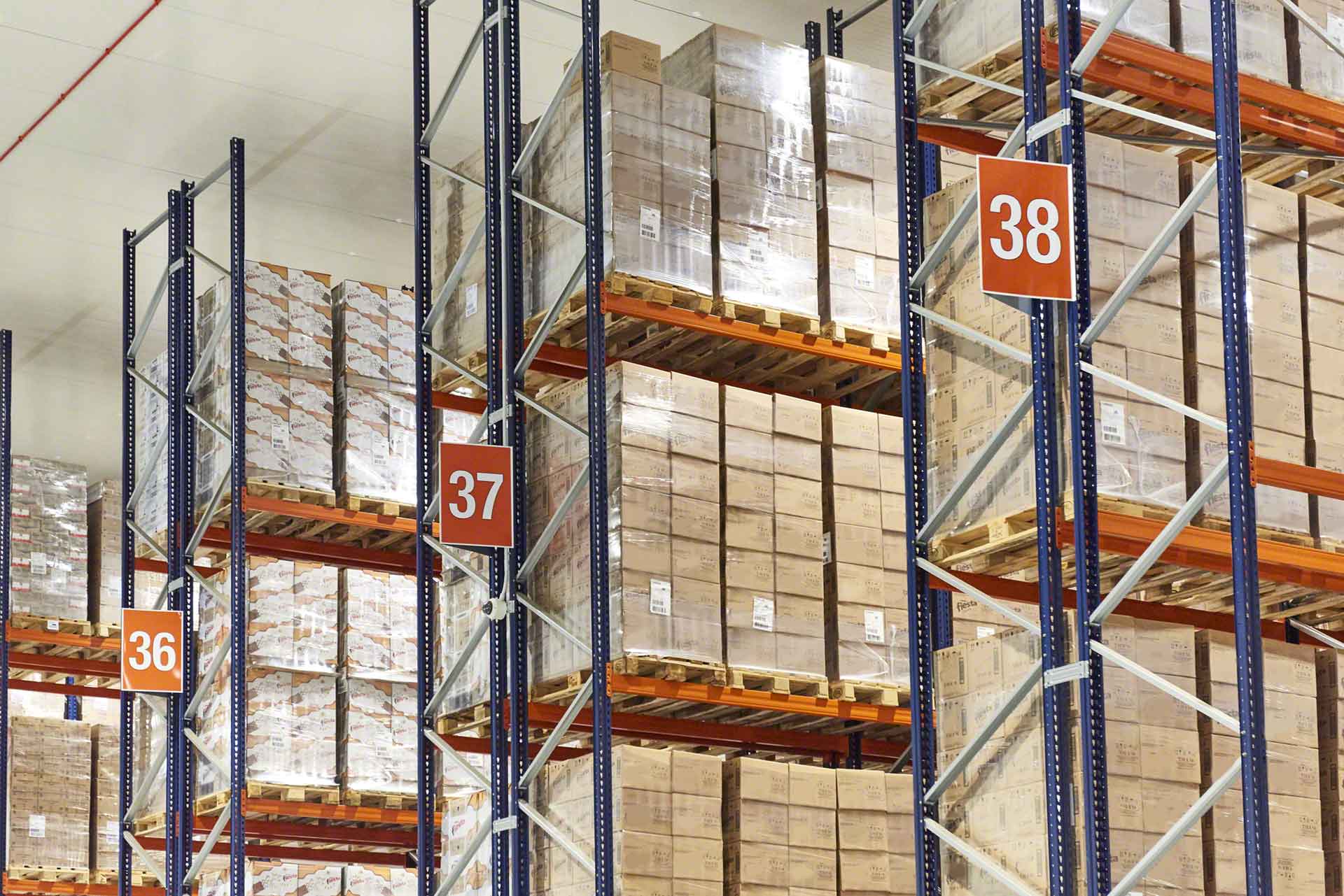 La pallettizzazione ottimizza la capacità di stoccaggio dell’impianto La pallettizzazione ottimizza la capacità di stoccaggio dell’impianto