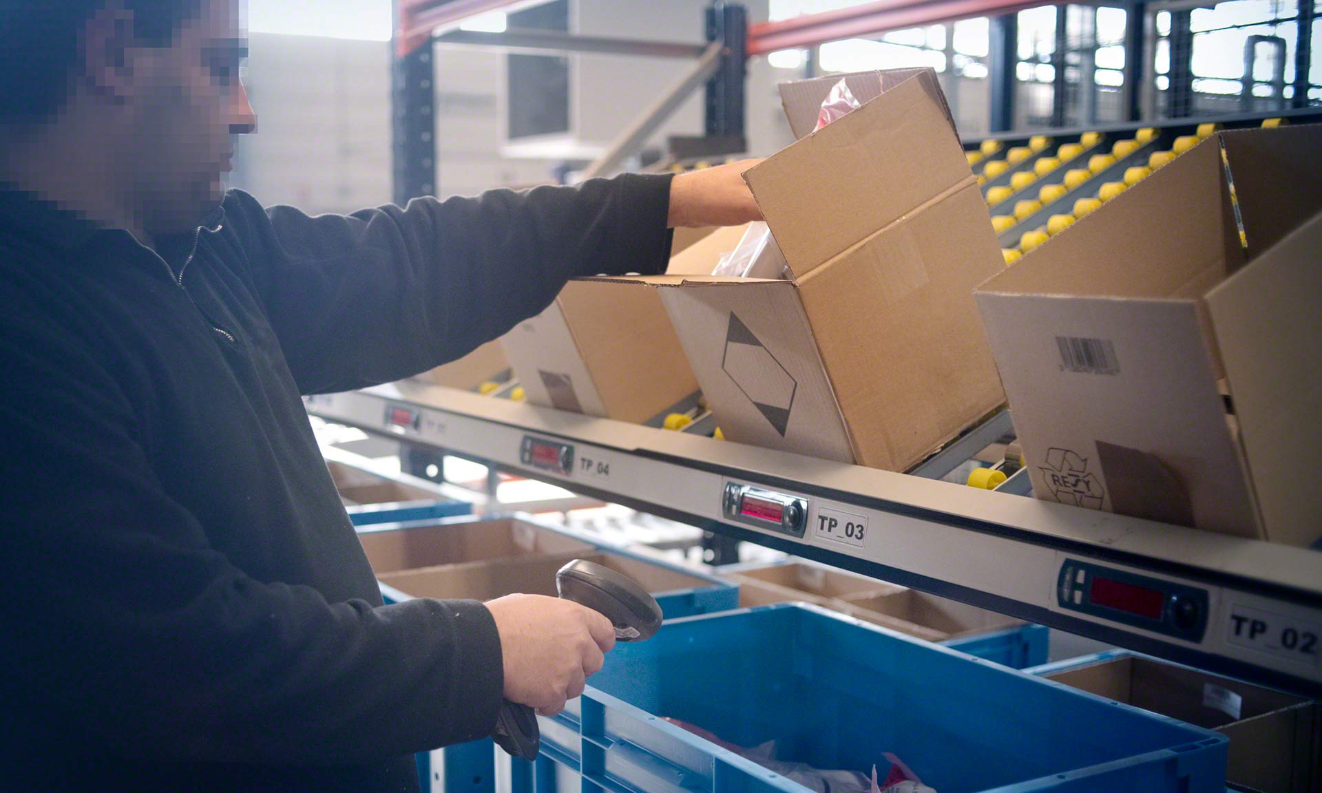 Il Tote picking accelera la preparazione dell'ordine Il Tote picking accelera la preparazione dell'ordine