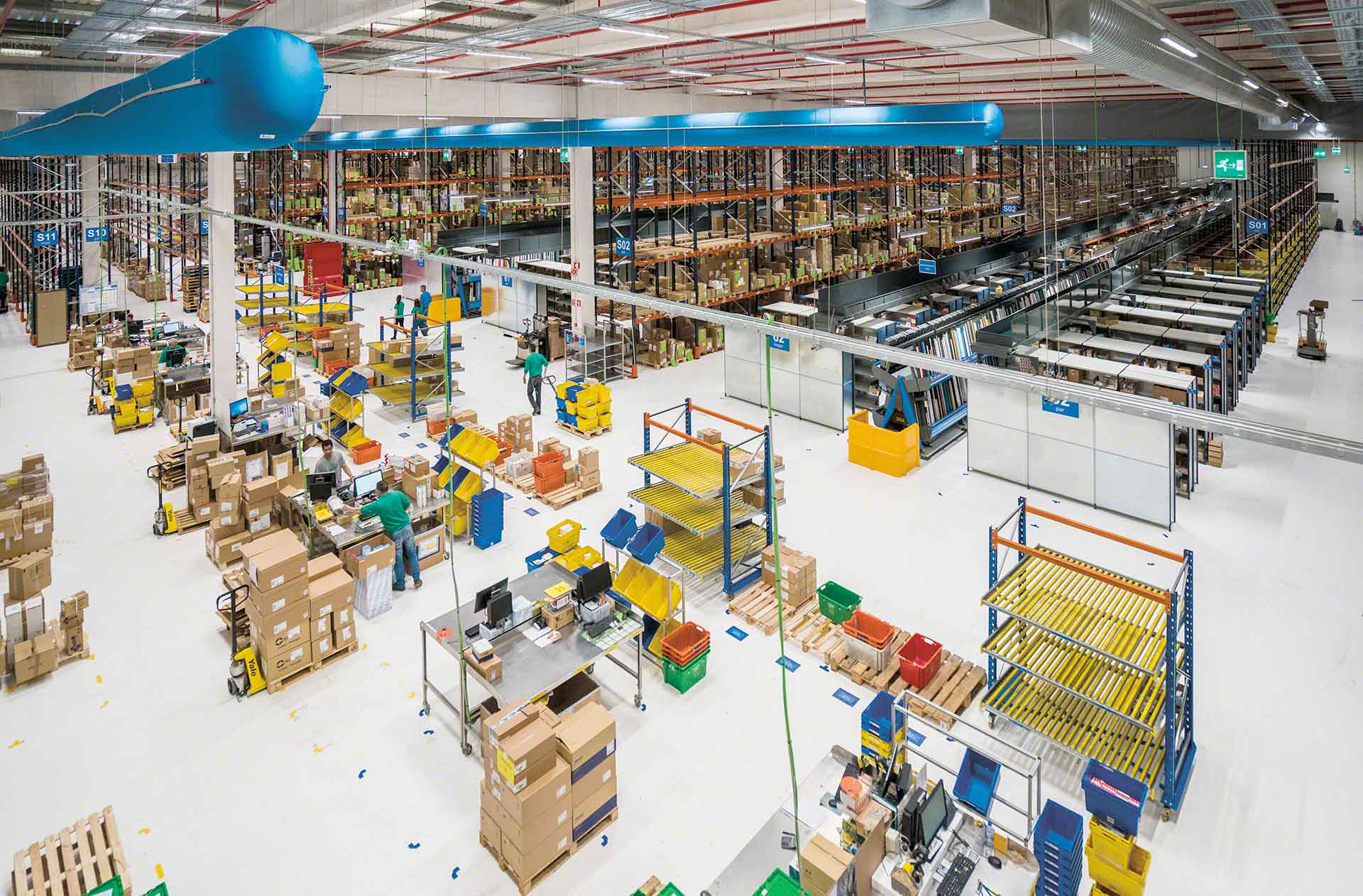 Operatori che realizzano attività di picking e packing all’interno del magazzino Operatori che realizzano attività di picking e packing all’interno del magazzino
