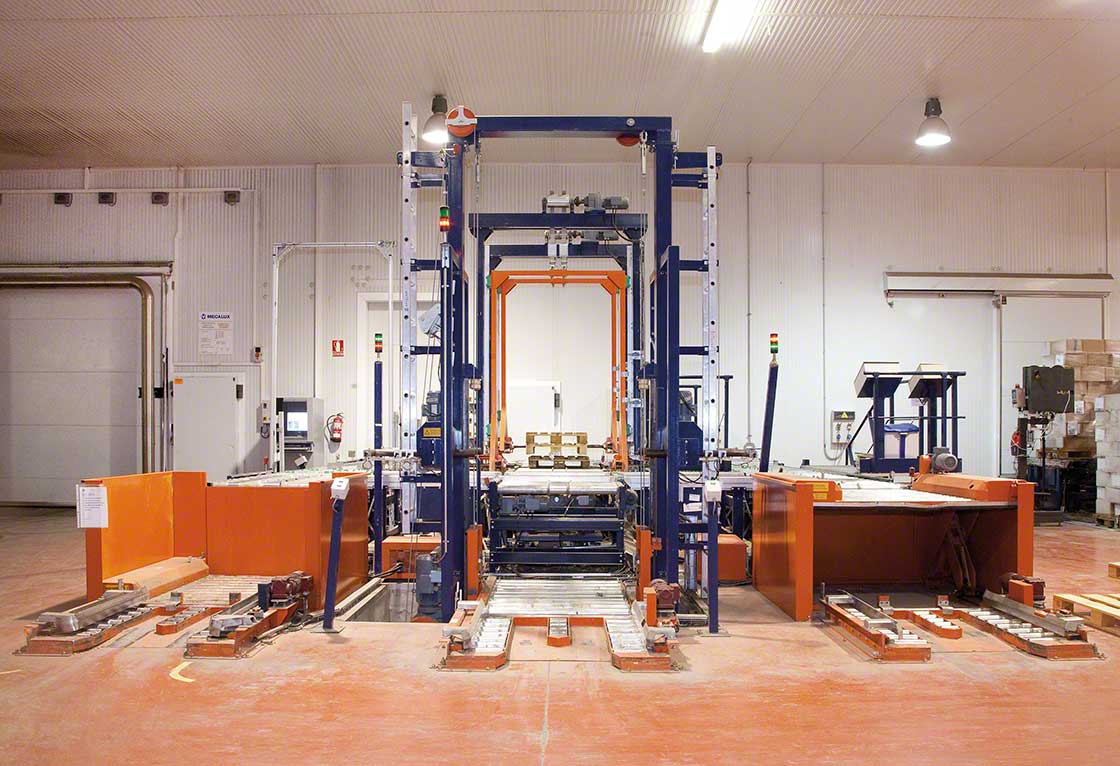 Le postazioni di controllo verificano l'ingresso dei pallet nel magazzino in modo completamente automatizzato Le postazioni di controllo verificano l'ingresso dei pallet nel magazzino in modo completamente automatizzato