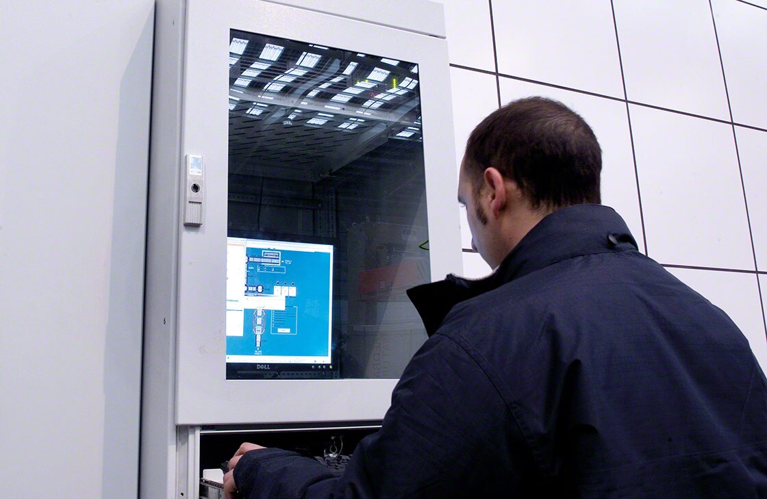Un operatore controlla il registro dei dati nel sistema di tracciabilità Un operatore controlla il registro dei dati nel sistema di tracciabilità