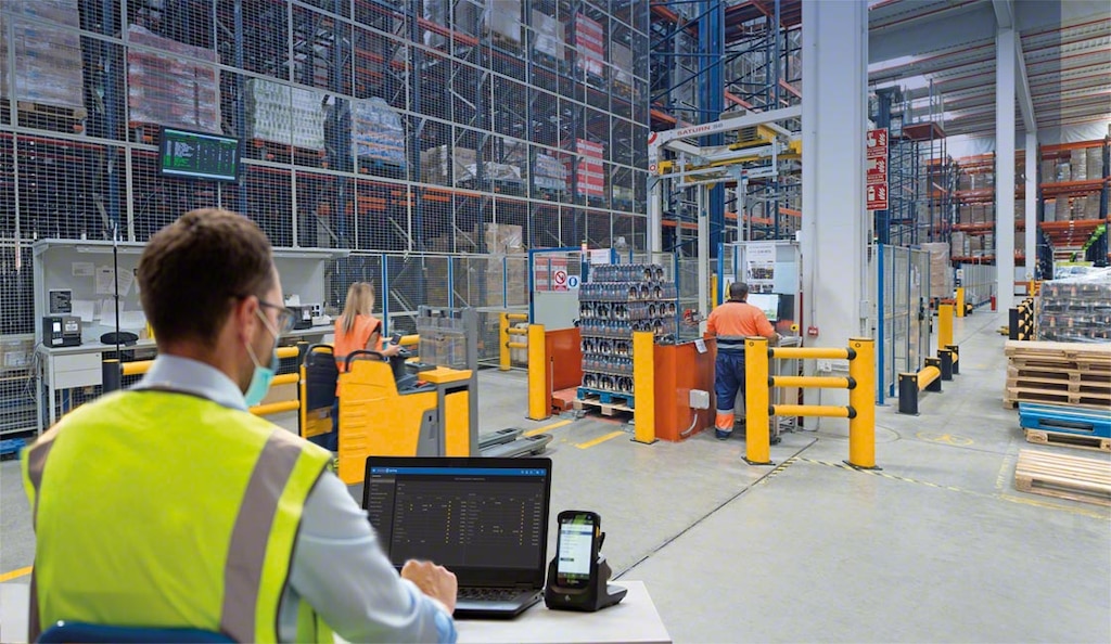Il Responsabile della Logistica controlla le fasi di stoccaggio e distribuzione della merce