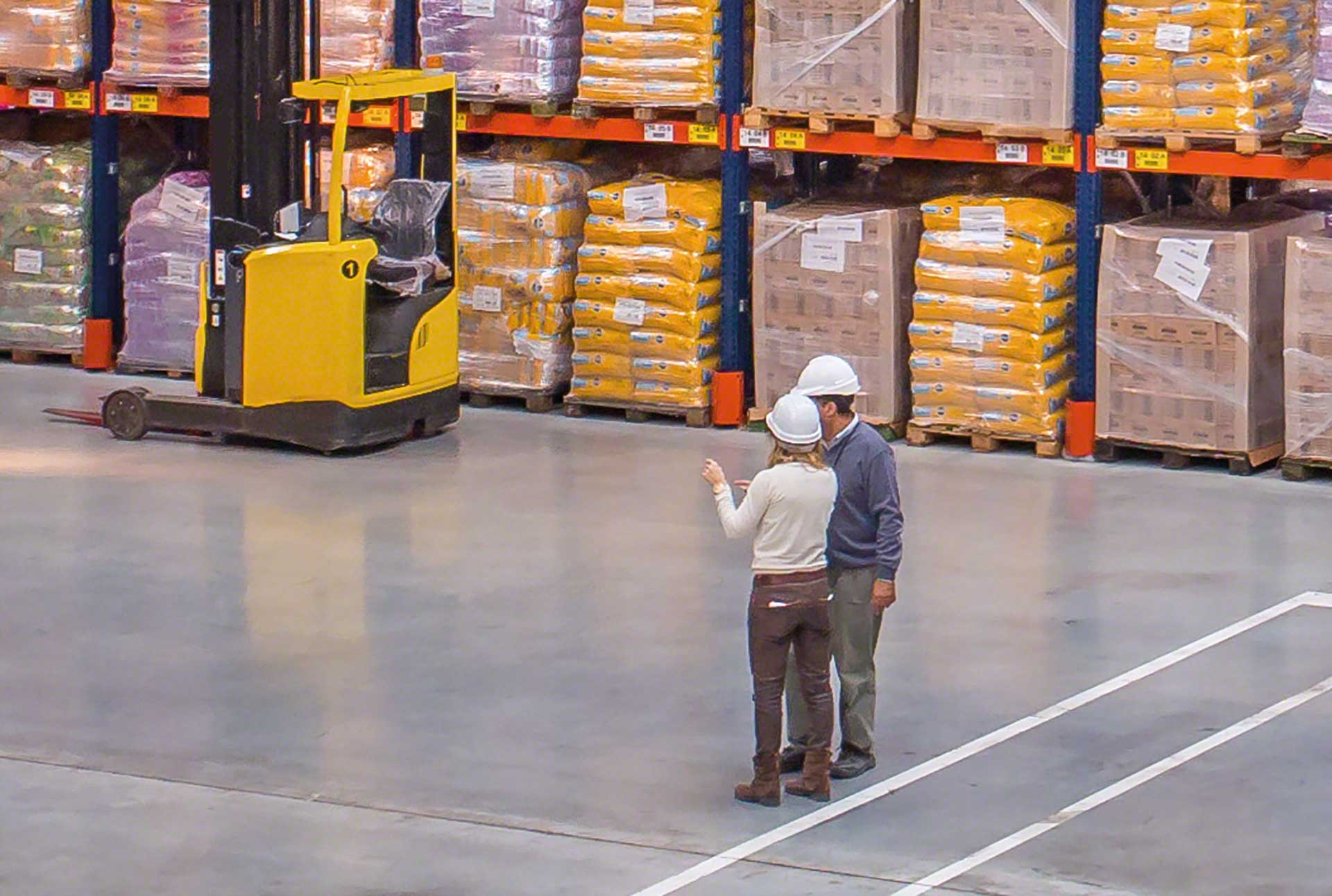 Il responsabile del magazzino si occupa di supervisionare e dirigere tutti i processi logistici che si svolgono in un magazzino Il responsabile del magazzino si occupa di supervisionare e dirigere tutti i processi logistici che si svolgono in un magazzino