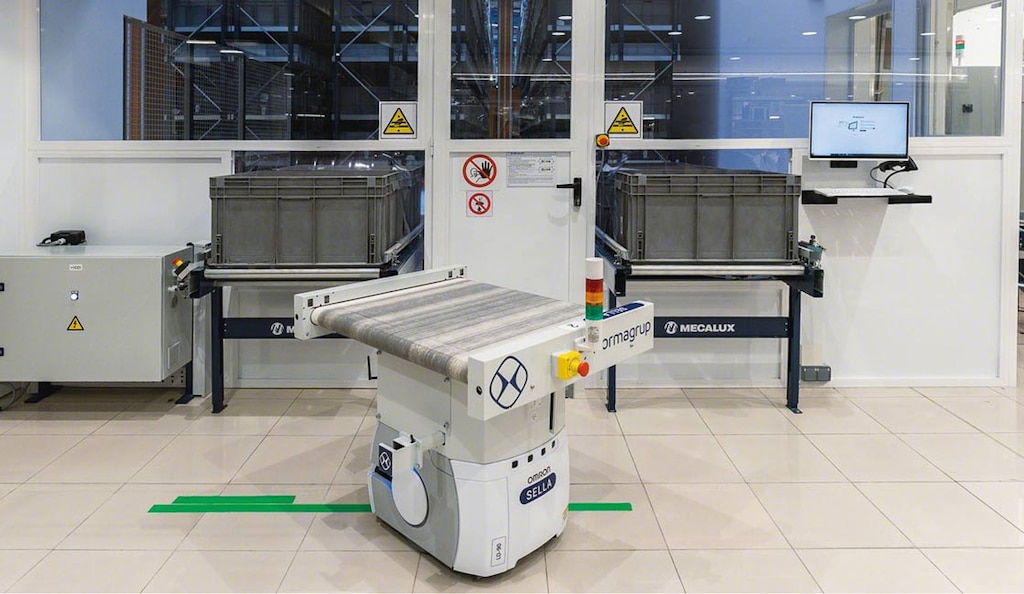 I robot AGV possono automatizzare il prelievo dello stock dalle scaffalature o la distribuzione dei prodotti per il kitting