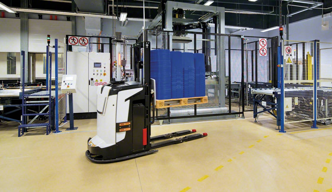 I robot AGV velocizzano il flusso della merce nel magazzino automatico di Novartis in Polonia