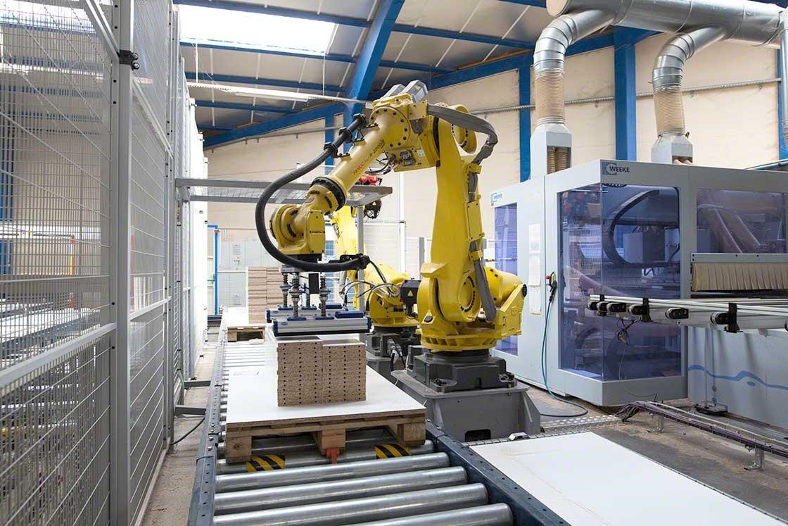 Robot antropomorfo integrato nel sistema di trasportatori industriali dell'impresa Euréquip Robot antropomorfo integrato nel sistema di trasportatori industriali dell'impresa Euréquip