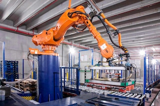 I robot di pick and place prelevano i prodotti e li collocano in un'altra posizione automaticamente e in modo agile