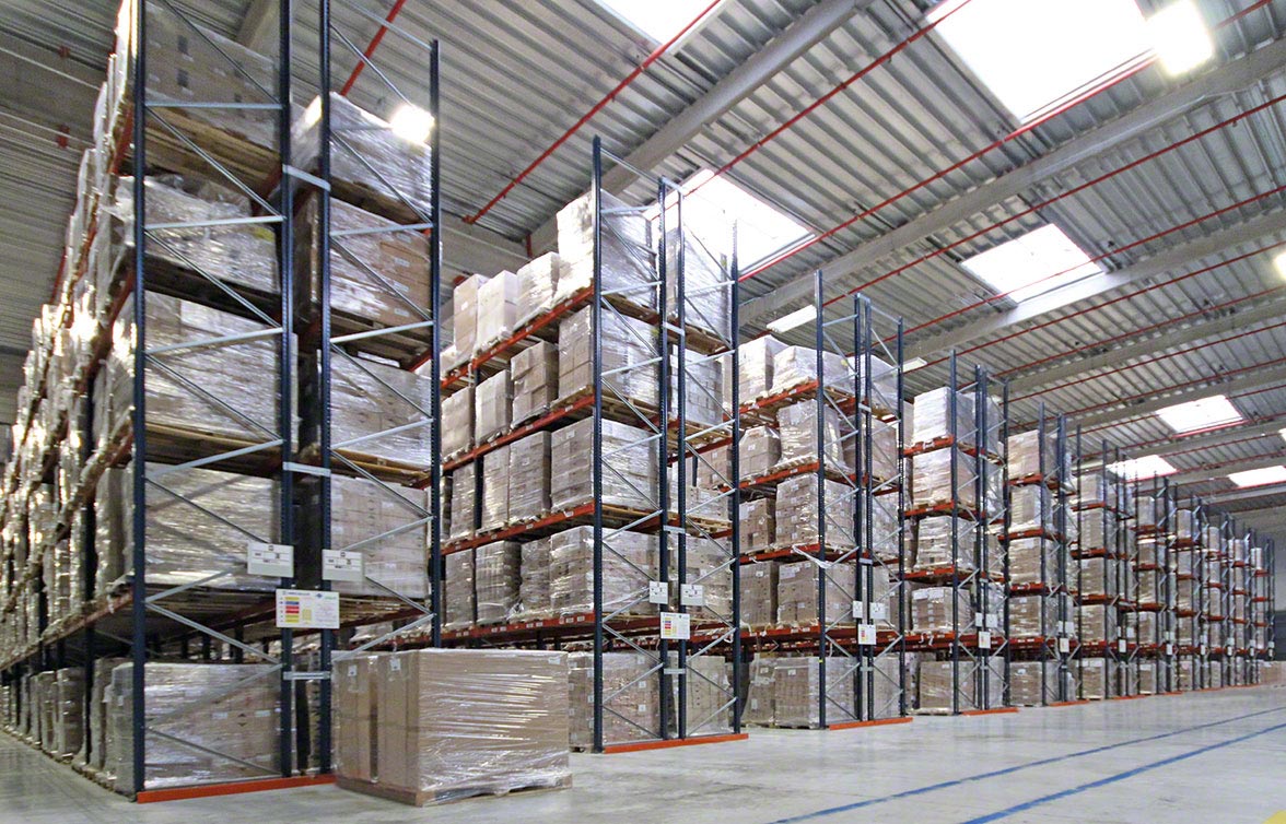 La scaffalatura industriale in un magazzino La scaffalatura industriale in un magazzino