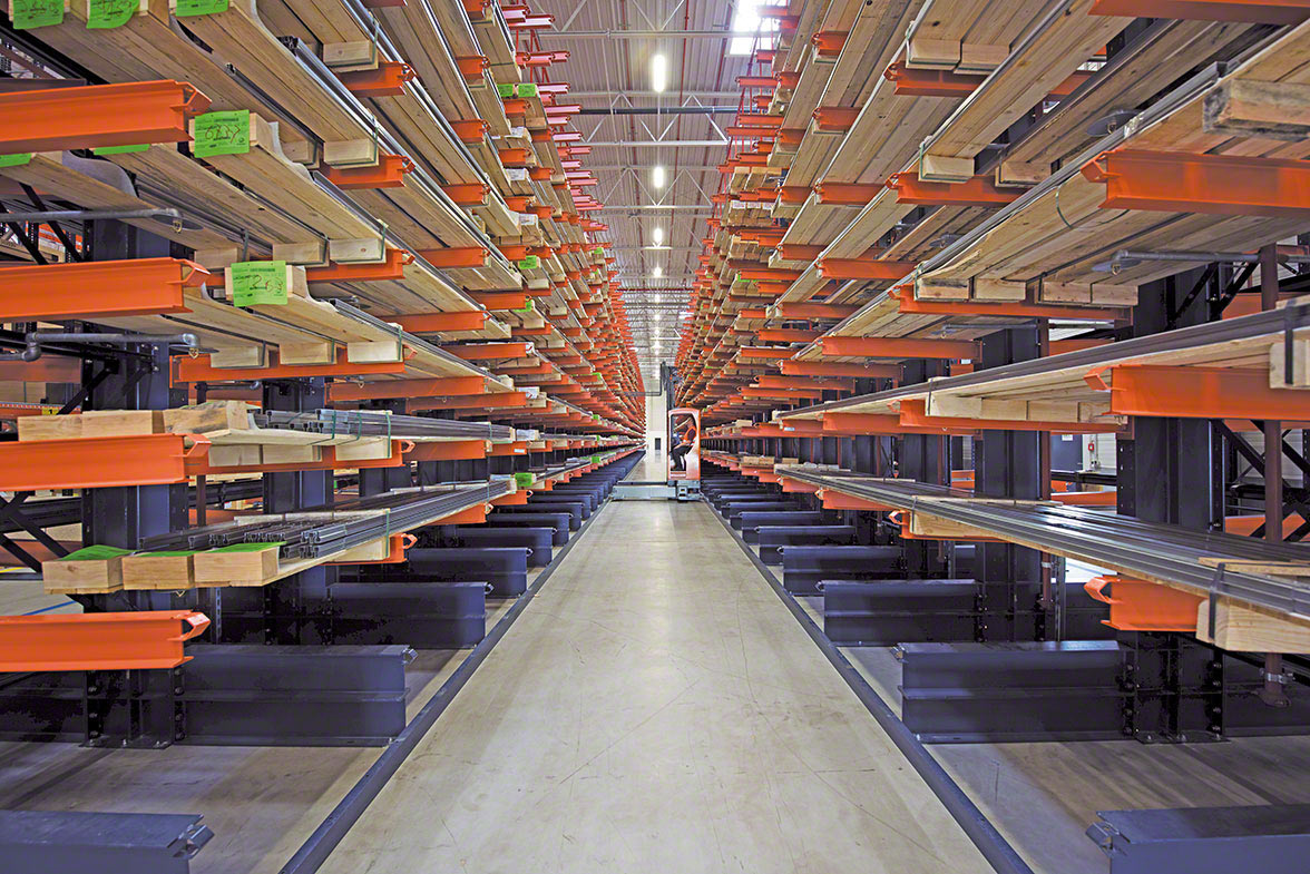 Scaffalature cantilever montate all'interno di un magazzino