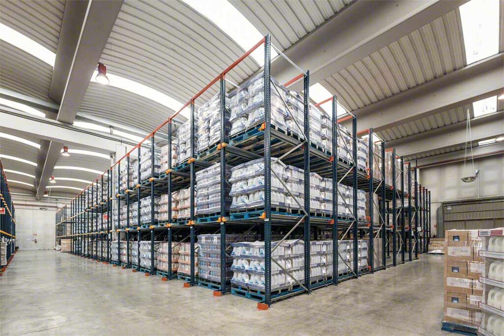 Le scaffalature sfruttano al massimo lo spazio disponibile, sia sulla superficie che in altezza
