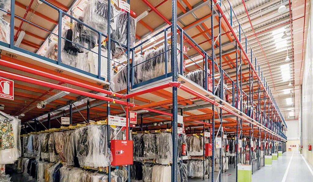 I soppalchi e le scaffalature con passerelle moltiplicano la capacità di stoccaggio dei magazzini di abbigliamento