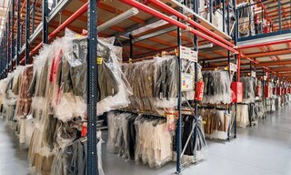 Scaffalature per abbigliamento: come si stoccano i vestiti?